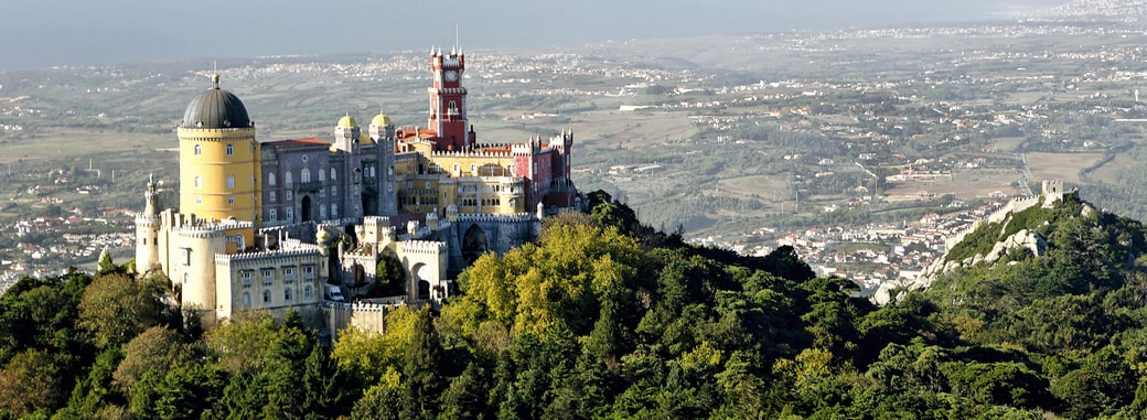 Дворец Пена и культурный ландшафт Синтры в Португалии.