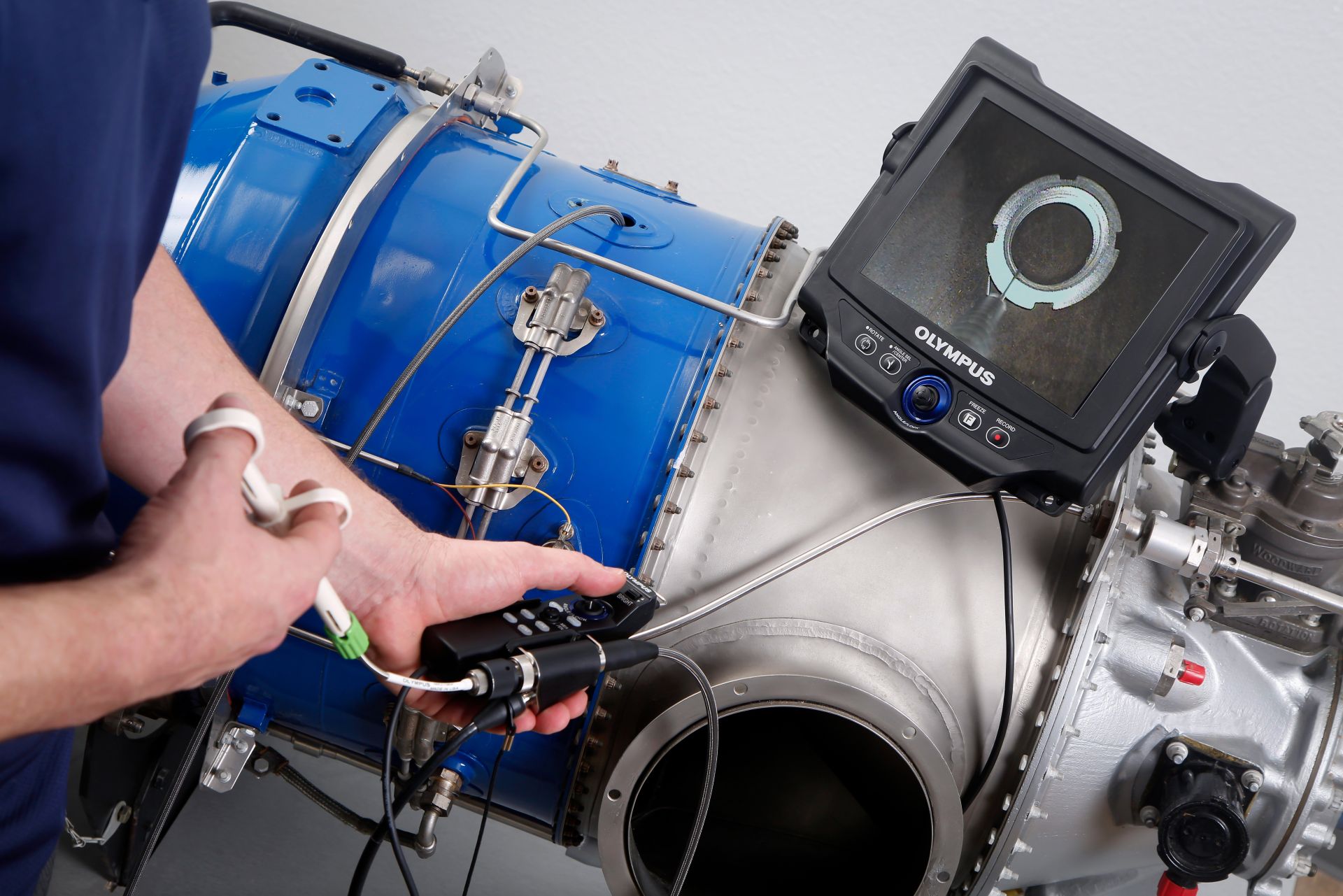 Визуальный контроль авиационного двигателя видеоэндоскопом с зондом