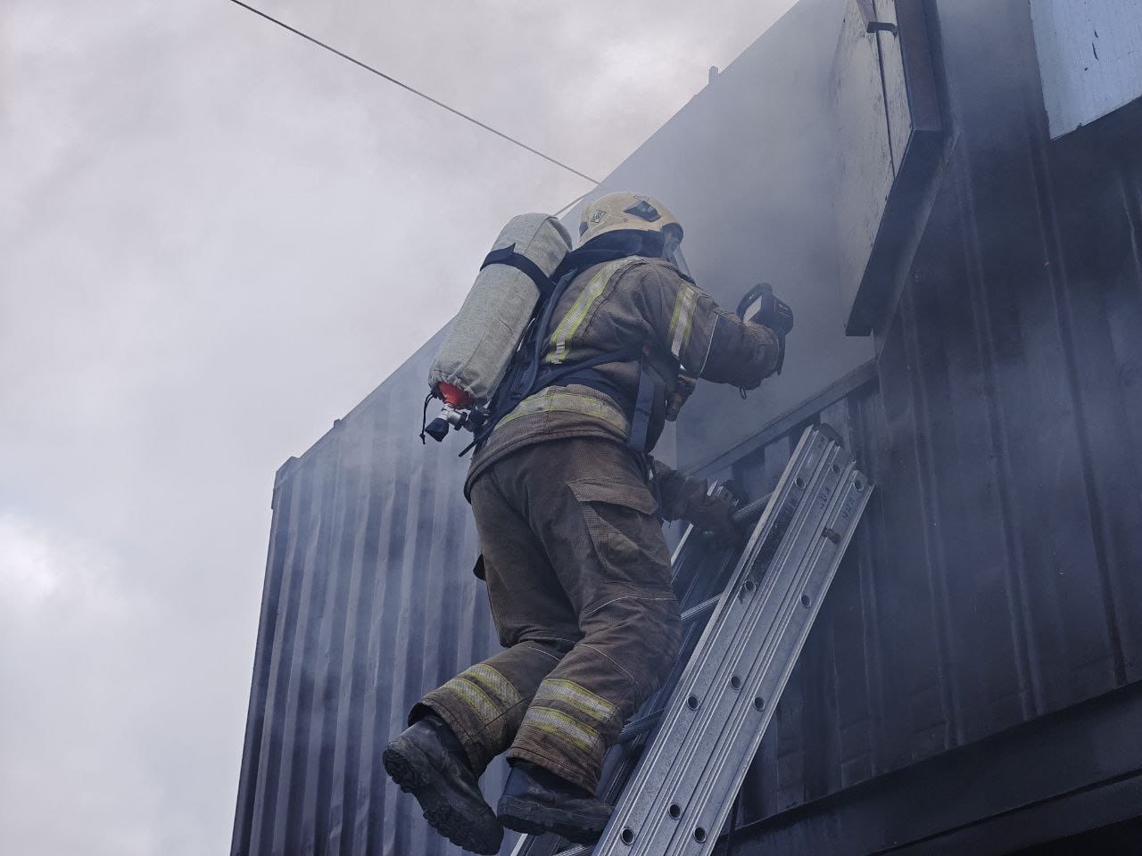 Пожарный с тепловизором