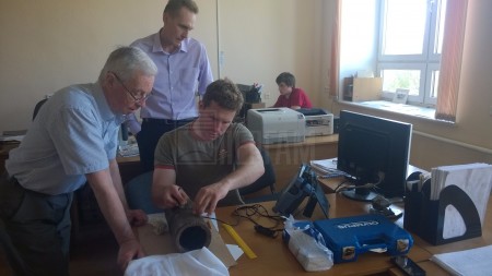 Поиск дефектов сварного шва при помощи дефектоскопа