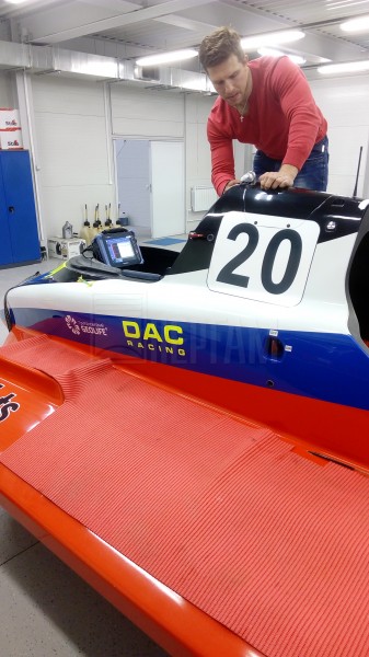 Обследование дефектоскопом композитной обшивки болида