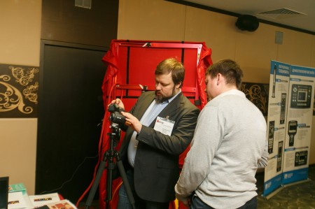 Алексей Белокопытов демонстрирует возможности тепловизора