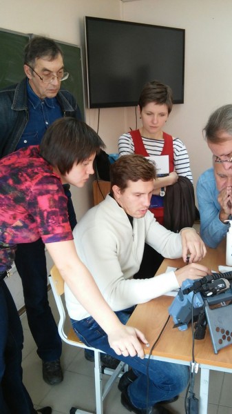 Ведущий инженер Пергам демонстрирует возможности дефектоскопа