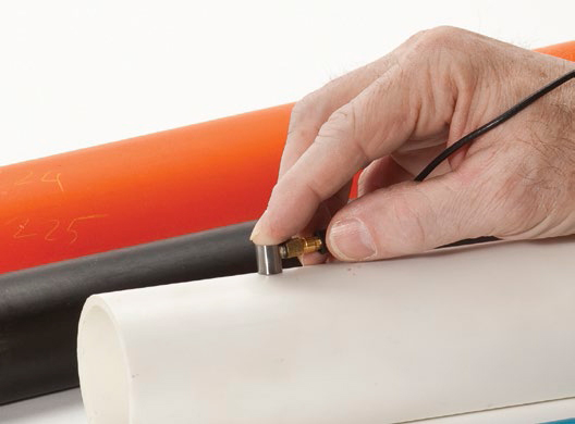 Измеряет толщину пластмассы, металла, резины, стекла, керамики и композитных материалов