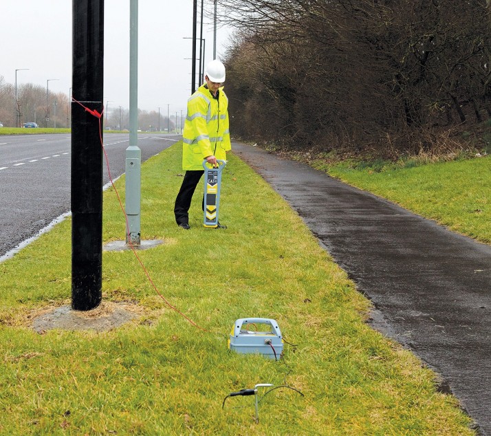 Кабельный трассоискатель gCAT4 ищет кабели под землёй