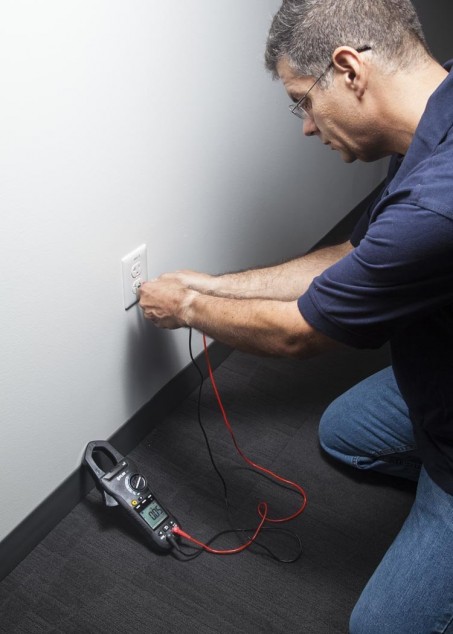 Клещи помогут узнать, есть ли ток в розетке