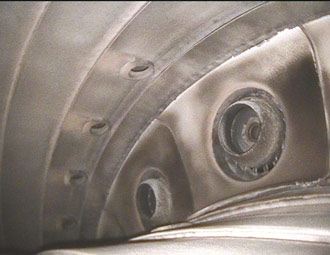 Четкое и яркое изображение камеры сгорания авиационного двигателя