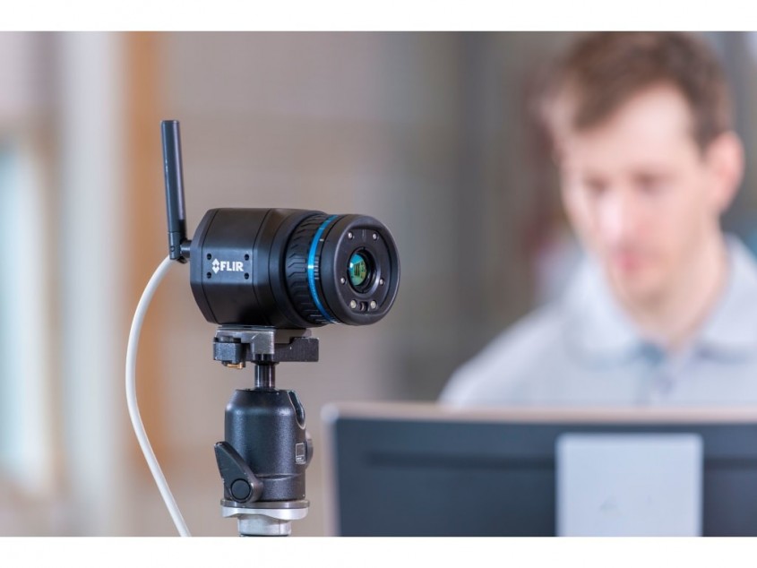 FLIR A700-EST измеряет температуру человека