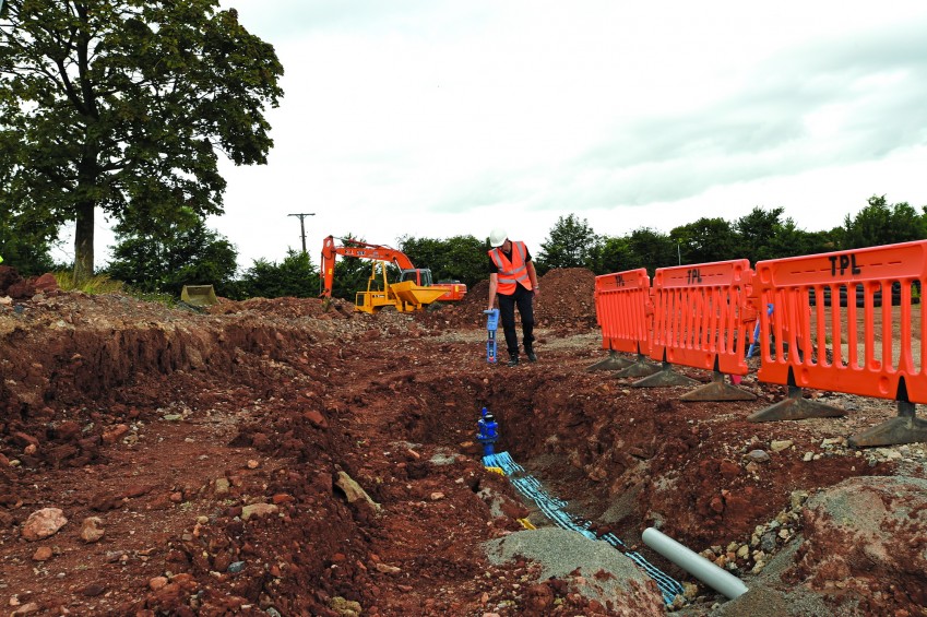 Трассоискатель RD7100 показывает глубину залегания кабелей и труб