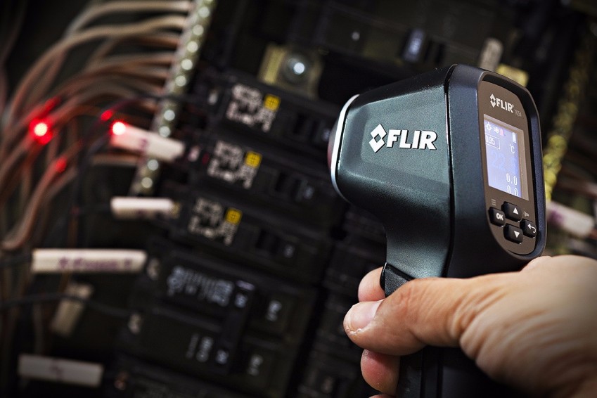 FLIR TG54 измеряет температуру блоков микросхемы